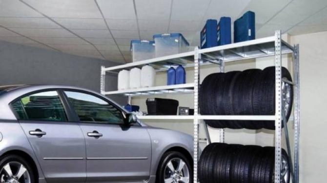Idealisk ordning i garaget: gör-det-själv-hyllor och ställ