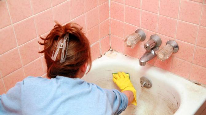 So waschen Sie eine gusseiserne Badewanne, ohne den Zahnschmelz zu beschädigen: eine Übersicht über Volksrezepte und die am besten gekauften Produkte